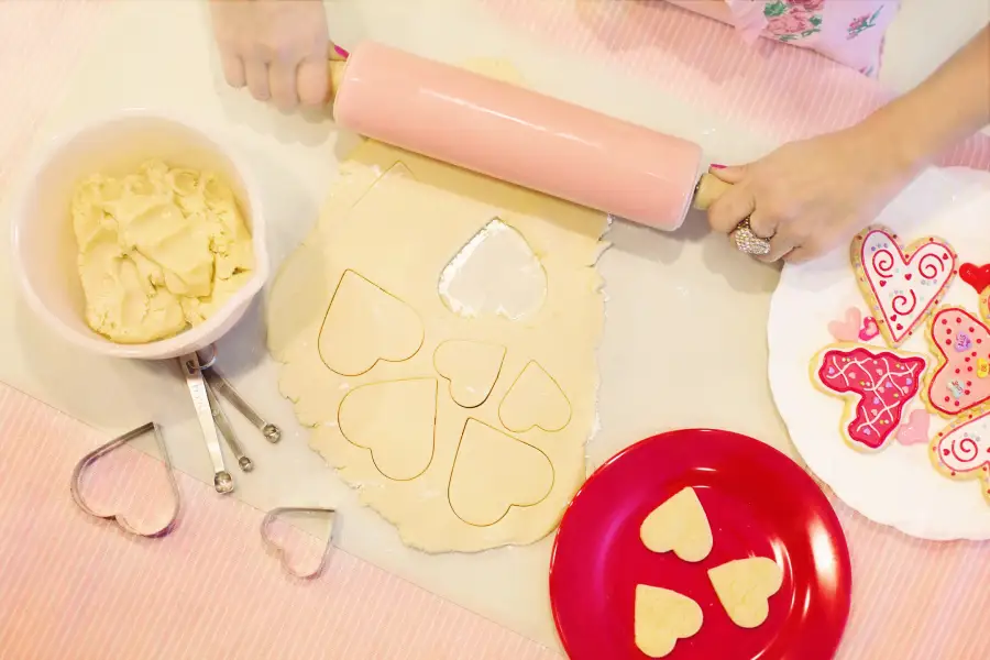 Backen von Plätzchen aus Teig